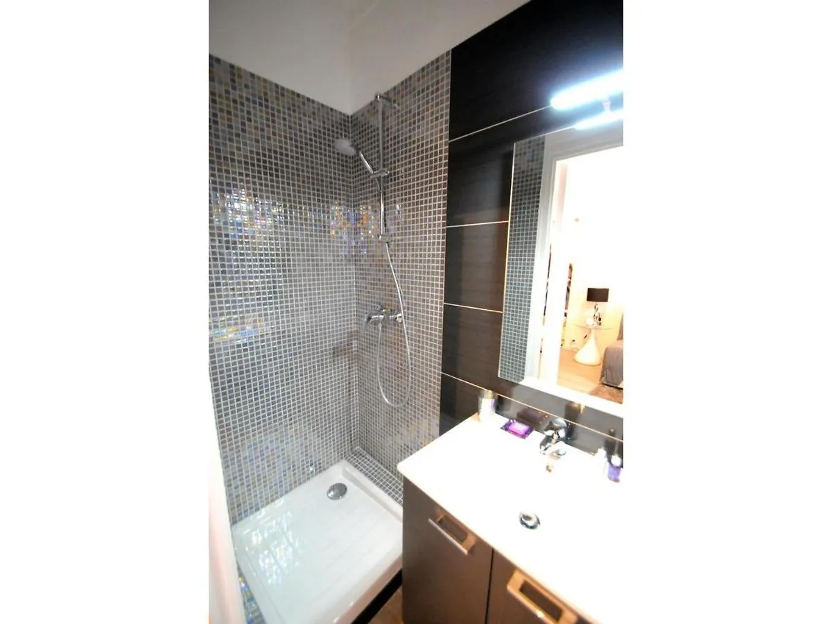 Superbe Studio Meuble Cosy Avec Lit Superconfort Au Calme Jean Medecin Nice France